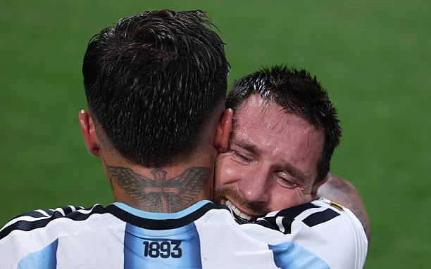 Cái ôm đầy cảm xúc của Messi và Enzo - Hình 2