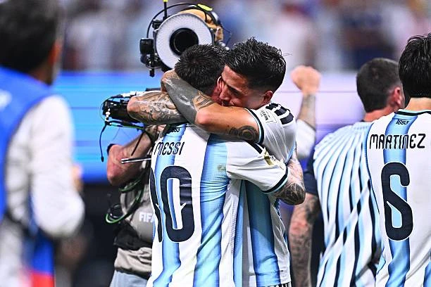Cái ôm đầy cảm xúc của Messi và Enzo - Hình 4