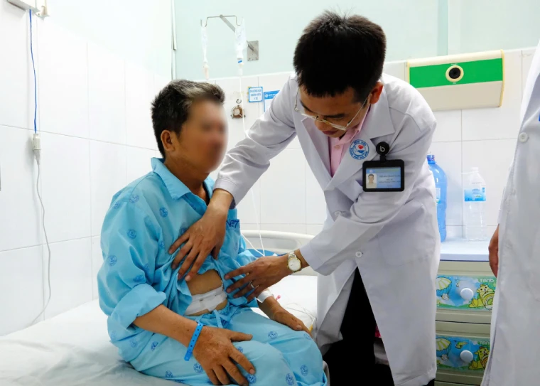 Người đàn ông 54 tuổi đau bụng dữ dội, bác sĩ gắp ra thứ đáng sợ trong dạ dày - Hình 2