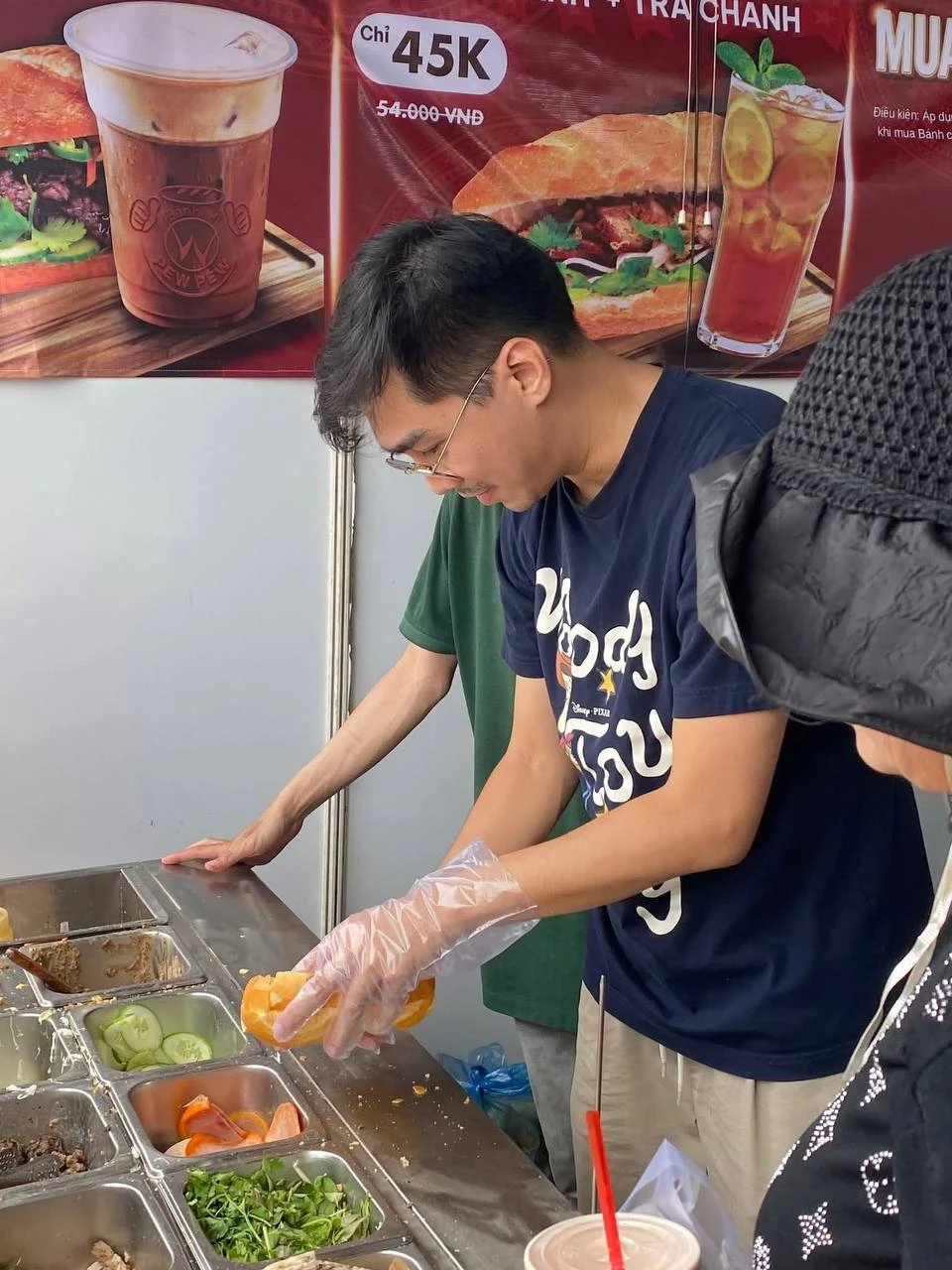 Người nổi tiếng mở chuỗi bánh mì, giặt ủi ở TP.HCM, Hà Nội: Từng trắng tay bán xe máy trả nợ, cưới vợ về vẫn ở nhà thuê - Hình 2