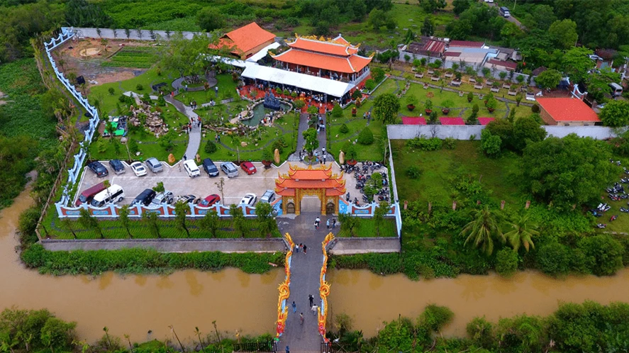 NS Hoài Linh trở về Mỹ - Hình 2