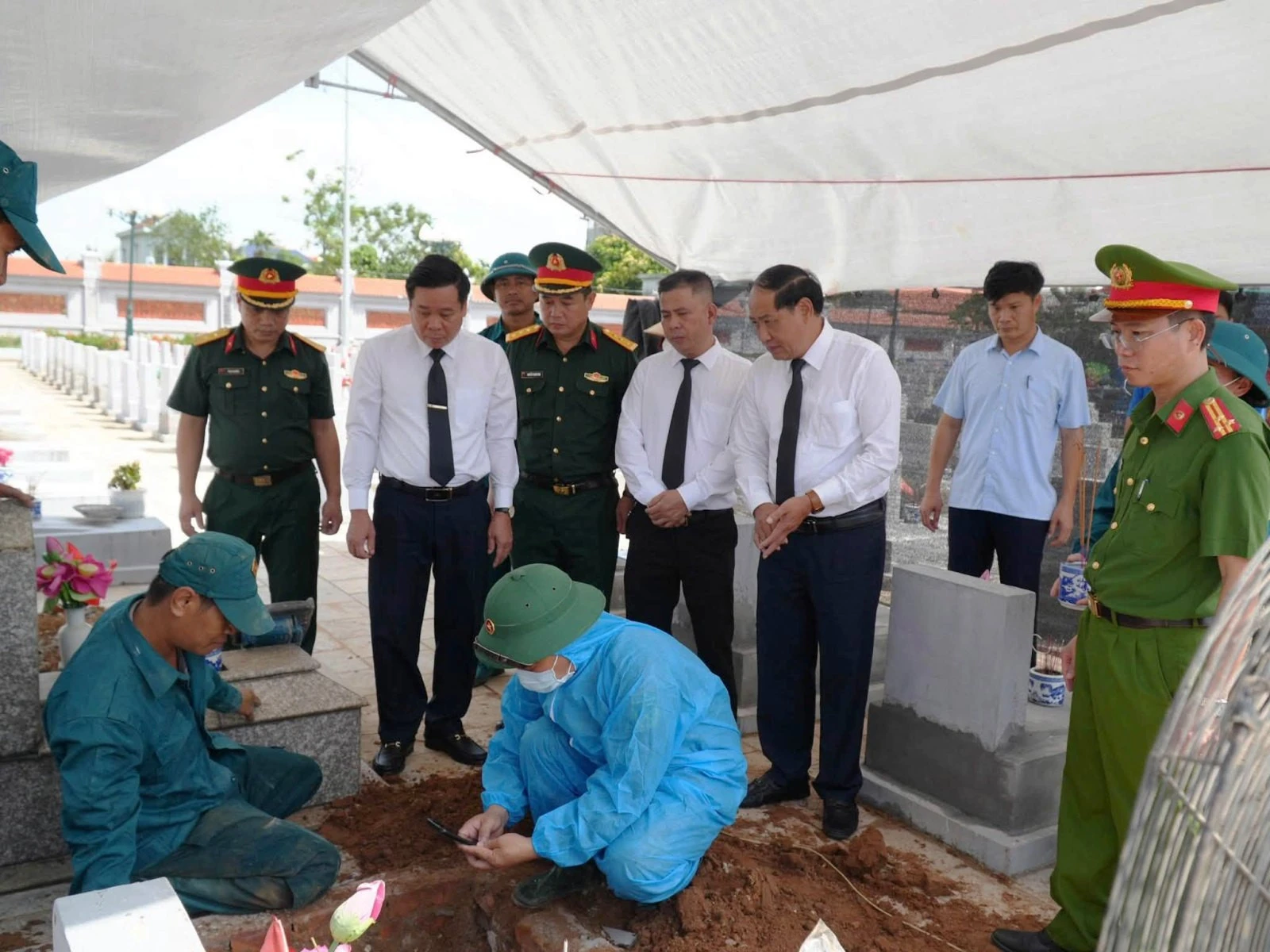 Phát hiện chiếc răng nanh bọc vàng trong mộ liệt sĩ ở Ninh Bình - Hình 1