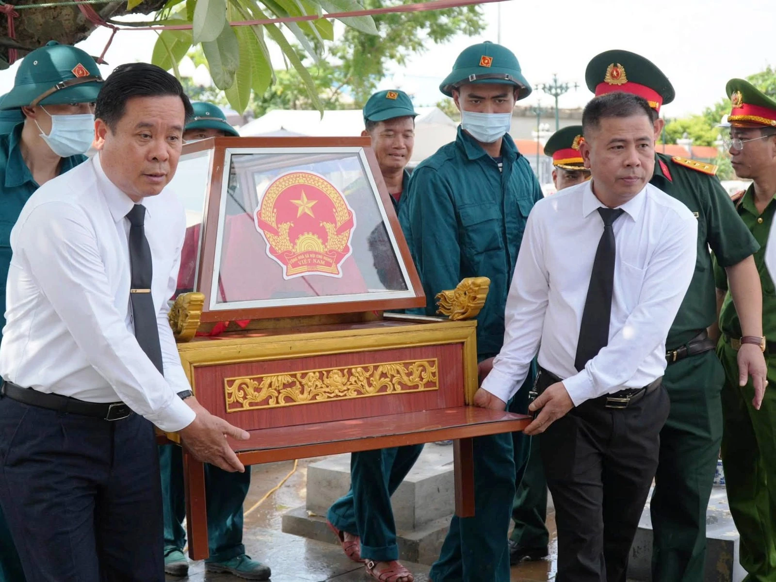 Phát hiện chiếc răng nanh bọc vàng trong mộ liệt sĩ ở Ninh Bình - Hình 4