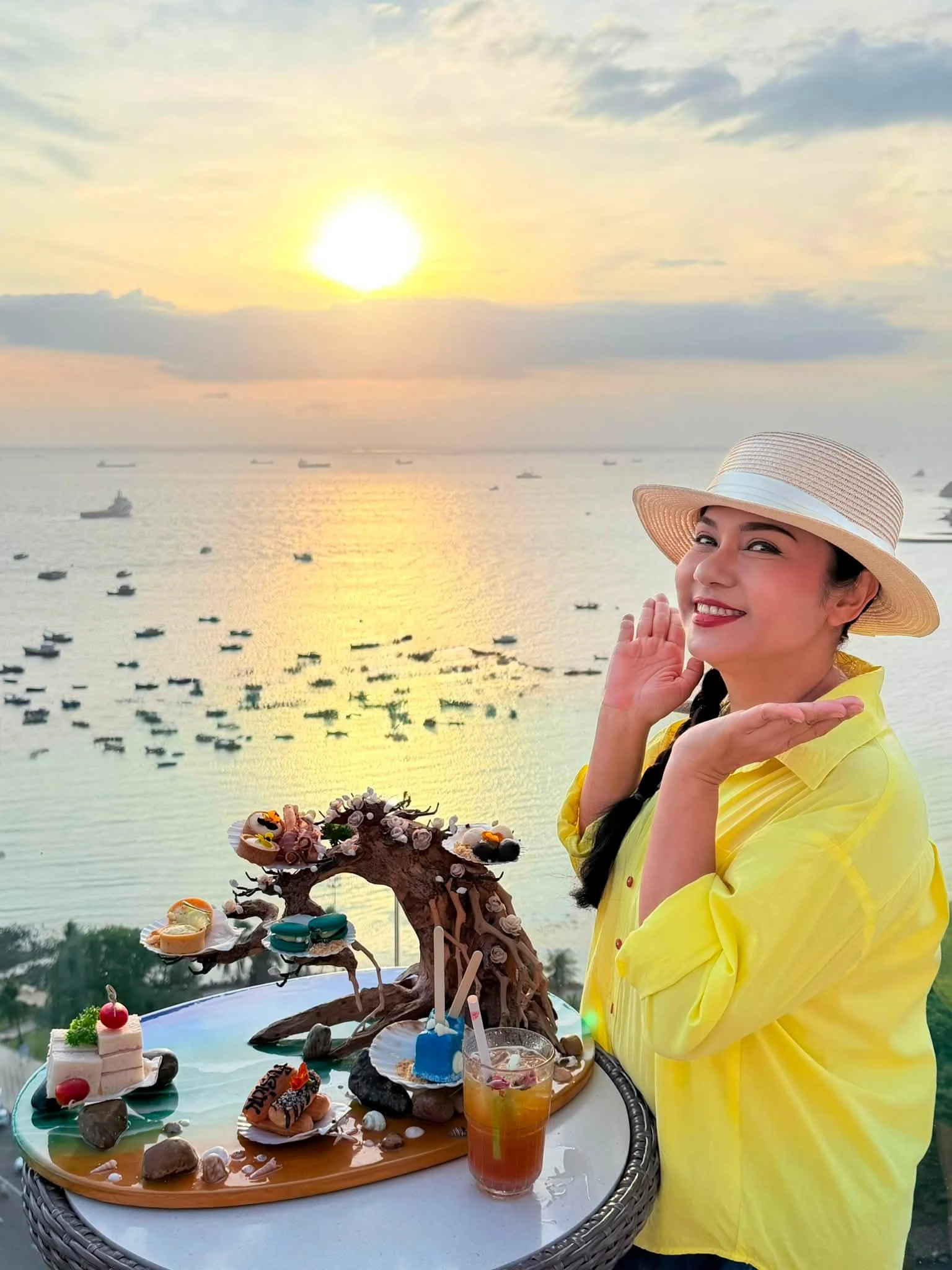 MC Diễm Quỳnh trẻ trung ở tuổi 54, Việt Trinh xinh đẹp thưởng thức trà chiều - Hình 2