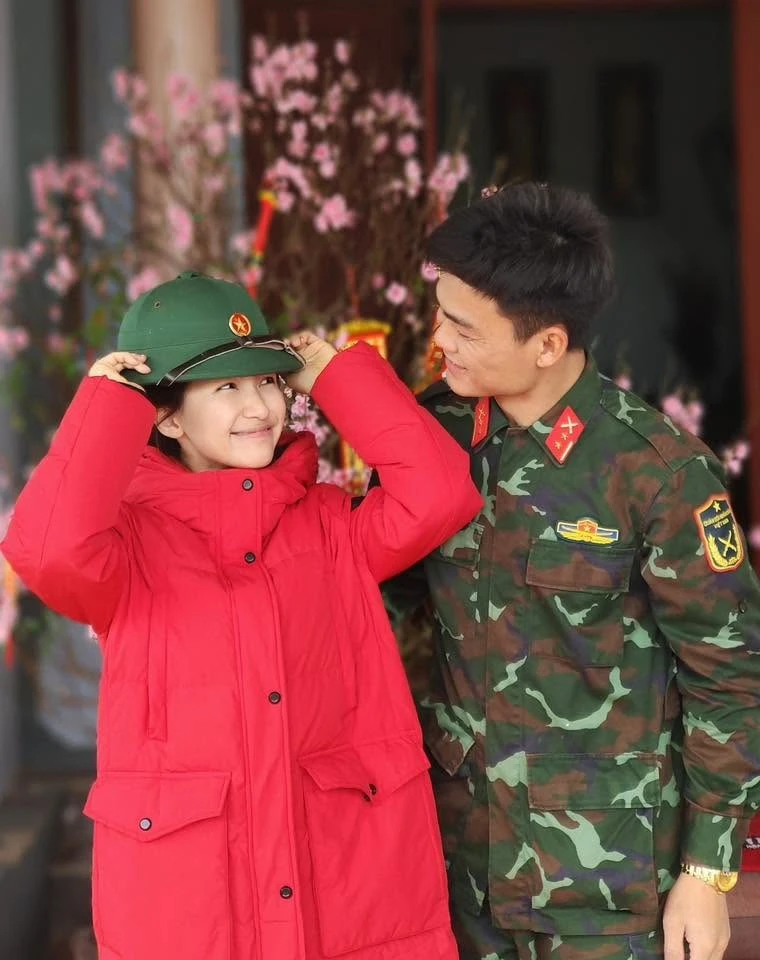 Ca sĩ Việt nhận bằng khen tỉnh Cà Mau: Chạy show không xuể sau hit 321 triệu views, hạnh phúc bên hôn phu Đại úy - Hình 6