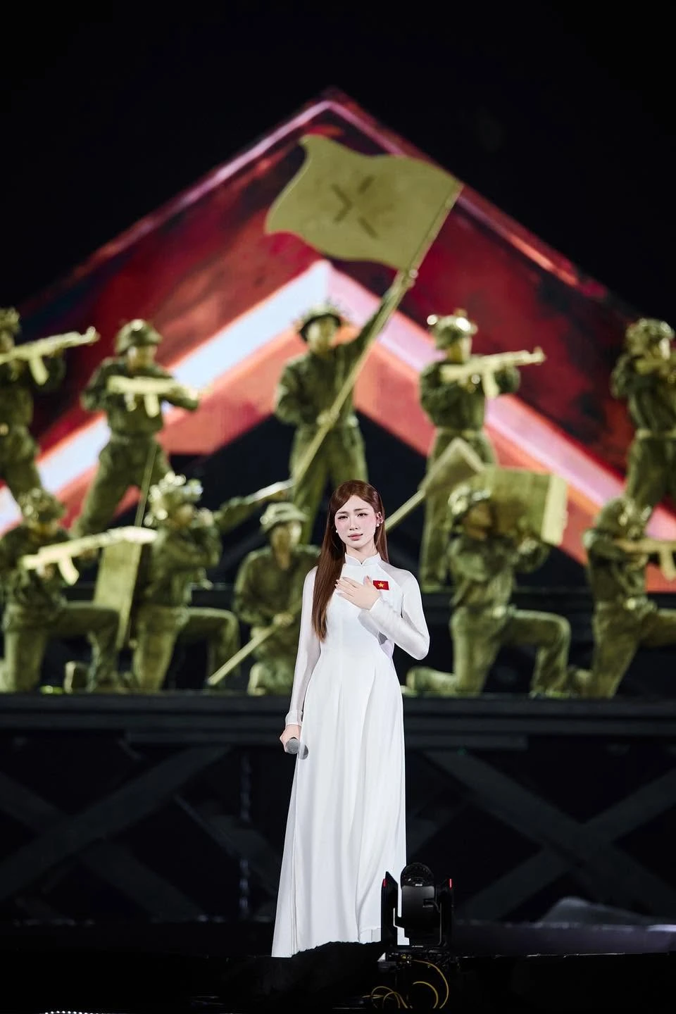 Ca sĩ Việt nhận bằng khen tỉnh Cà Mau: Chạy show không xuể sau hit 321 triệu views, hạnh phúc bên hôn phu Đại úy - Hình 4