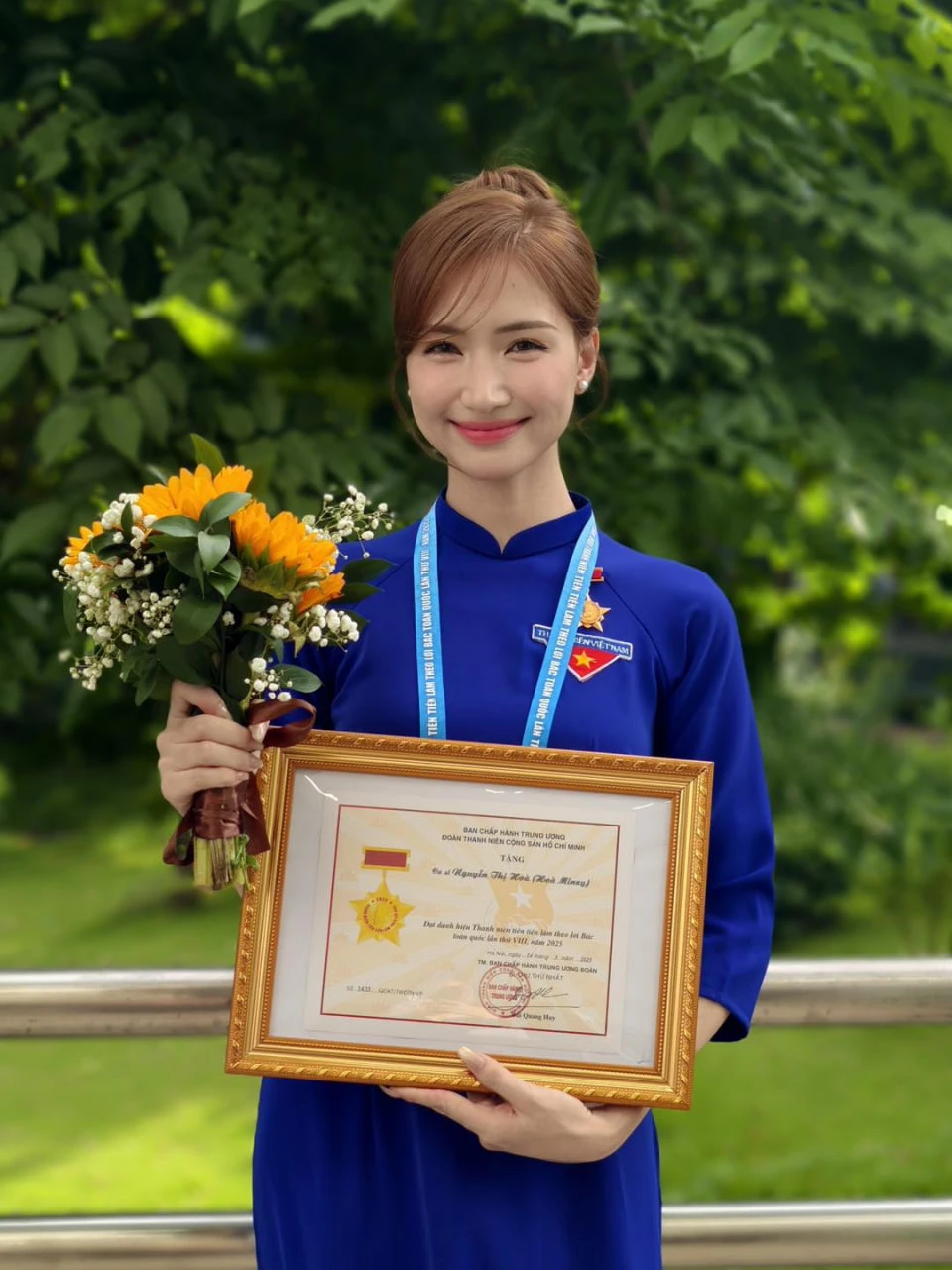Ca sĩ Việt nhận bằng khen tỉnh Cà Mau: Chạy show không xuể sau hit 321 triệu views, hạnh phúc bên hôn phu Đại úy - Hình 3