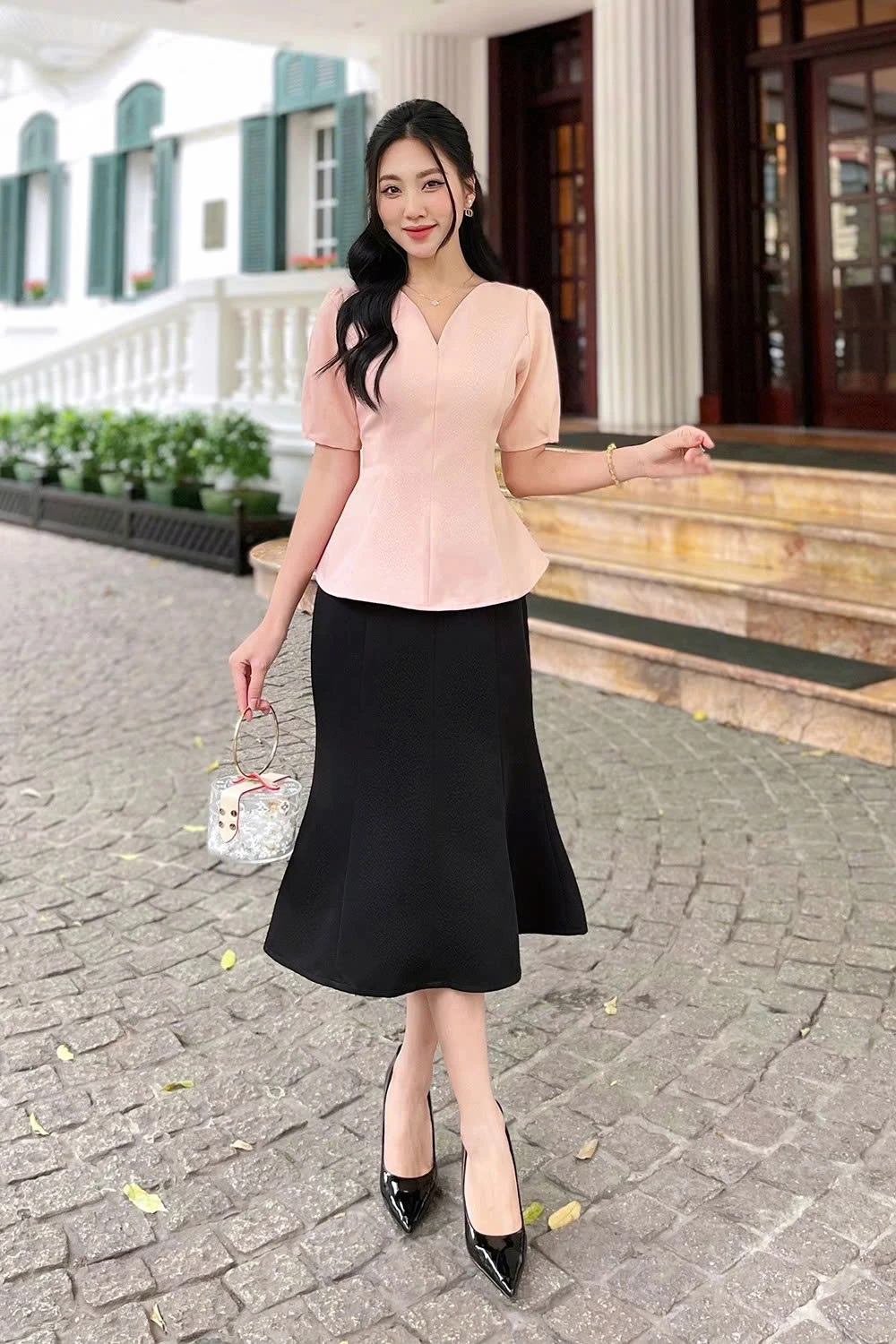 Chân váy đuôi cá phù phép cho buổi hẹn hò thêm lãng mạn - Hình 1