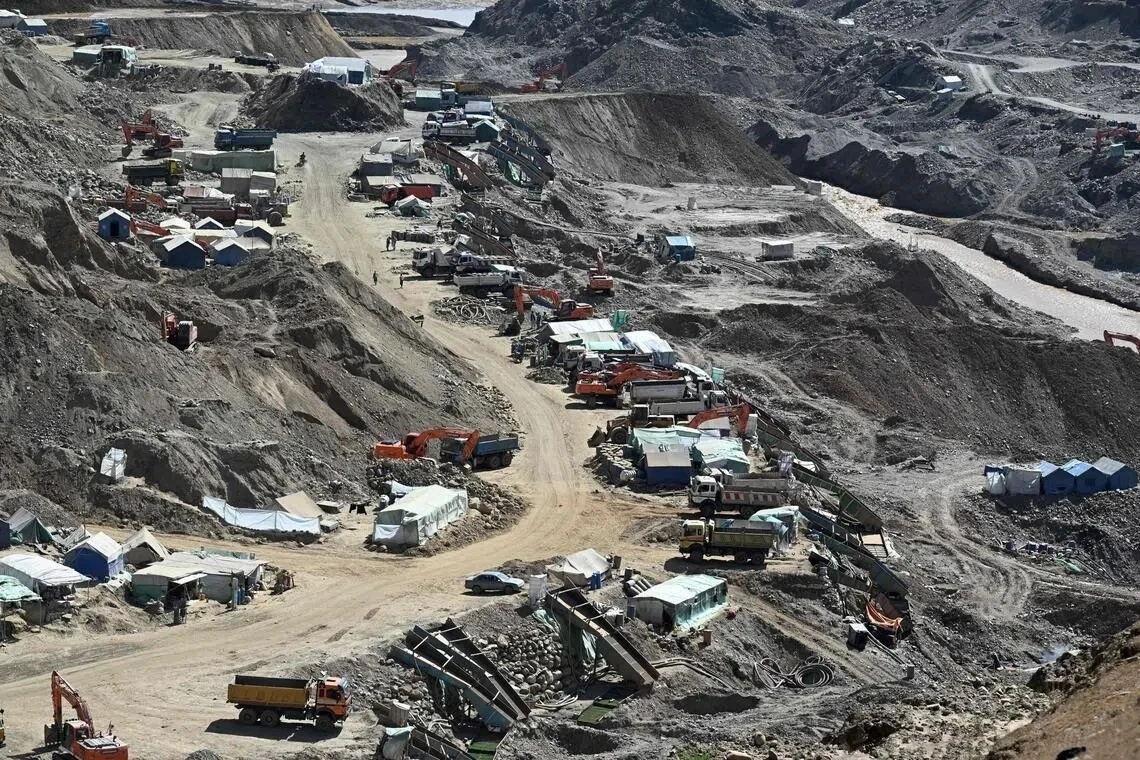 Cơn sốt đào vàng đảo lộn cuộc sống của người Afghanistan - Hình 1
