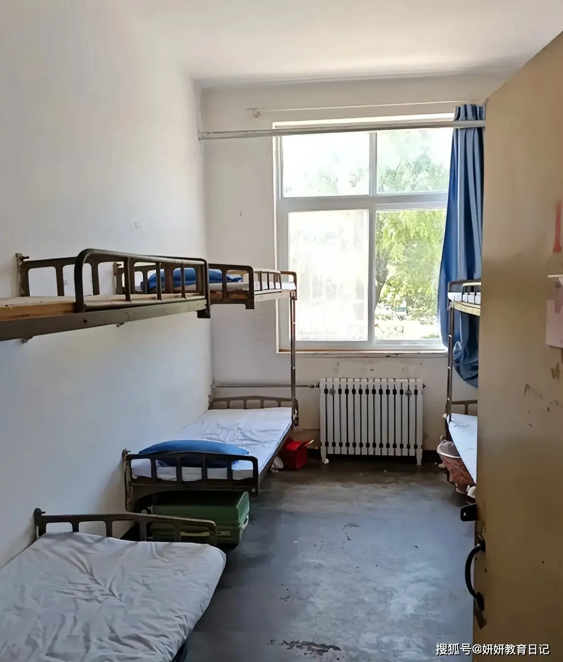 Vừa nhìn thấy điều kiện ký túc xá, con gái đã bật khóc, phụ huynh than thở: Đau lòng đến muốn vỡ vụn! - Hình 1