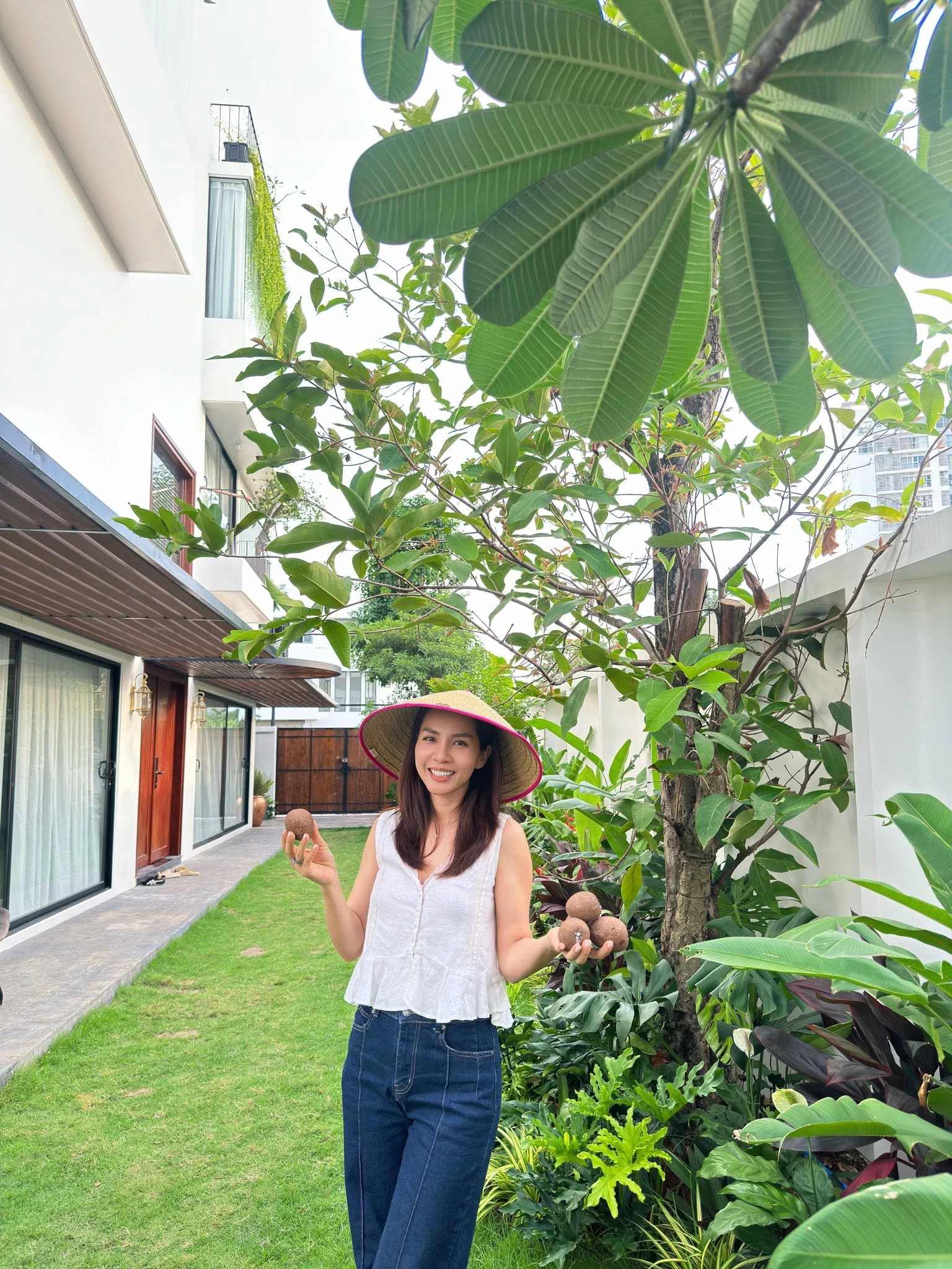 Bên trong biệt thự 500m2 như khu nghỉ dưỡng của nam ca sĩ quê Ninh Bình lấy vợ miền Tây, 3 thế hệ cùng chung sống - Hình 8
