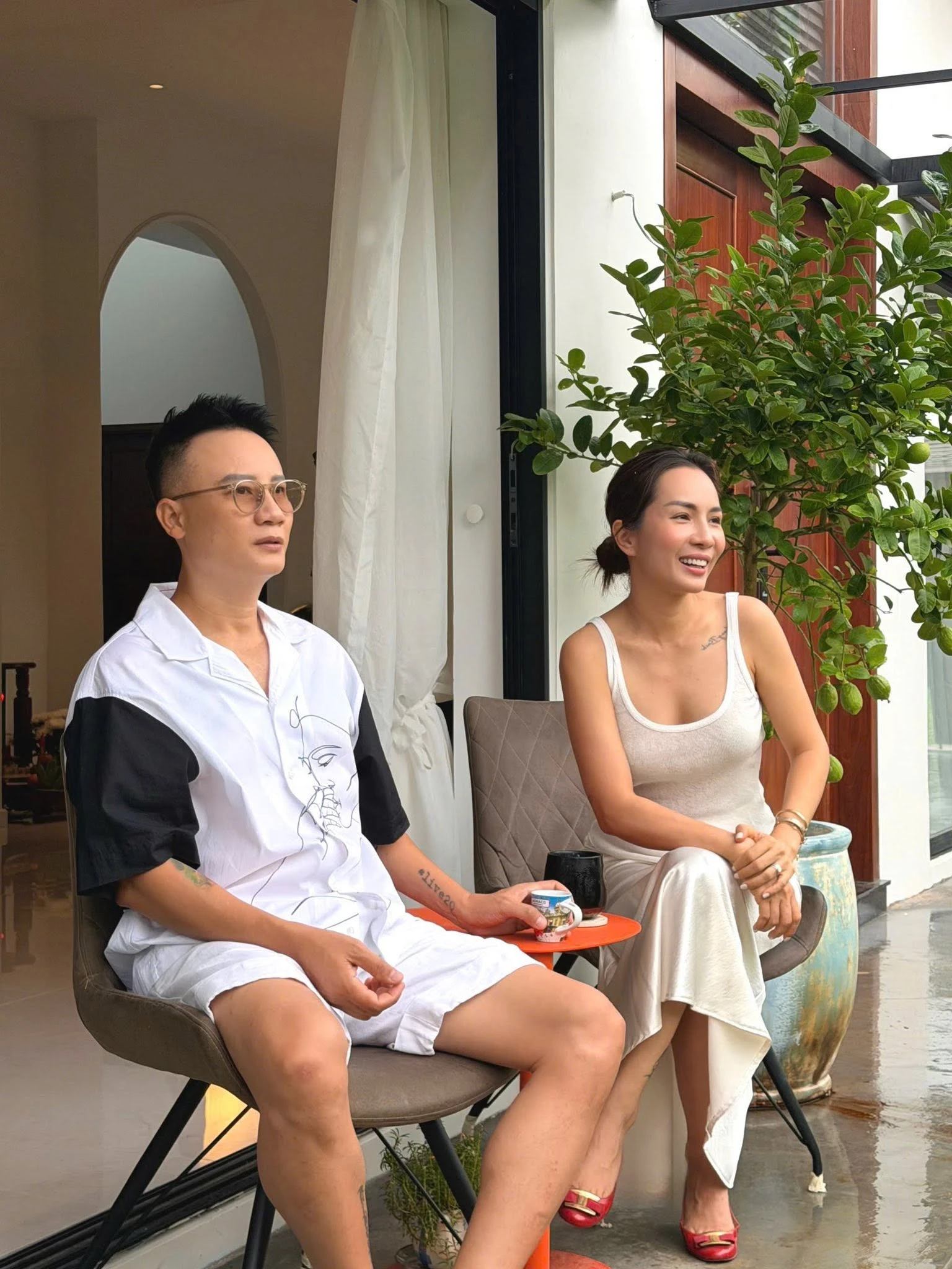 Bên trong biệt thự 500m2 như khu nghỉ dưỡng của nam ca sĩ quê Ninh Bình lấy vợ miền Tây, 3 thế hệ cùng chung sống - Hình 1