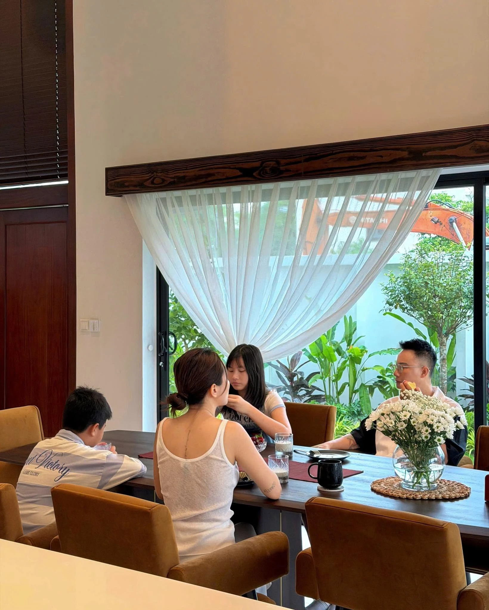 Bên trong biệt thự 500m2 như khu nghỉ dưỡng của nam ca sĩ quê Ninh Bình lấy vợ miền Tây, 3 thế hệ cùng chung sống - Hình 4