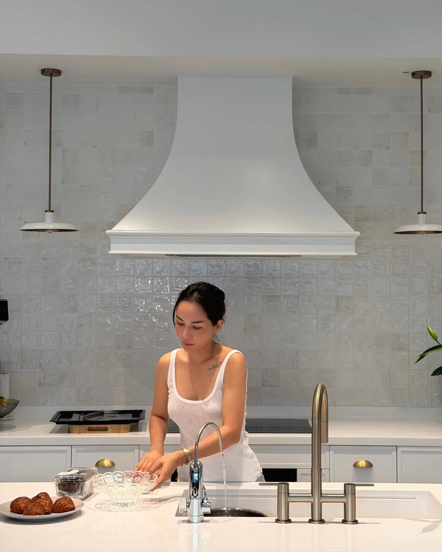 Bên trong biệt thự 500m2 như khu nghỉ dưỡng của nam ca sĩ quê Ninh Bình lấy vợ miền Tây, 3 thế hệ cùng chung sống - Hình 6