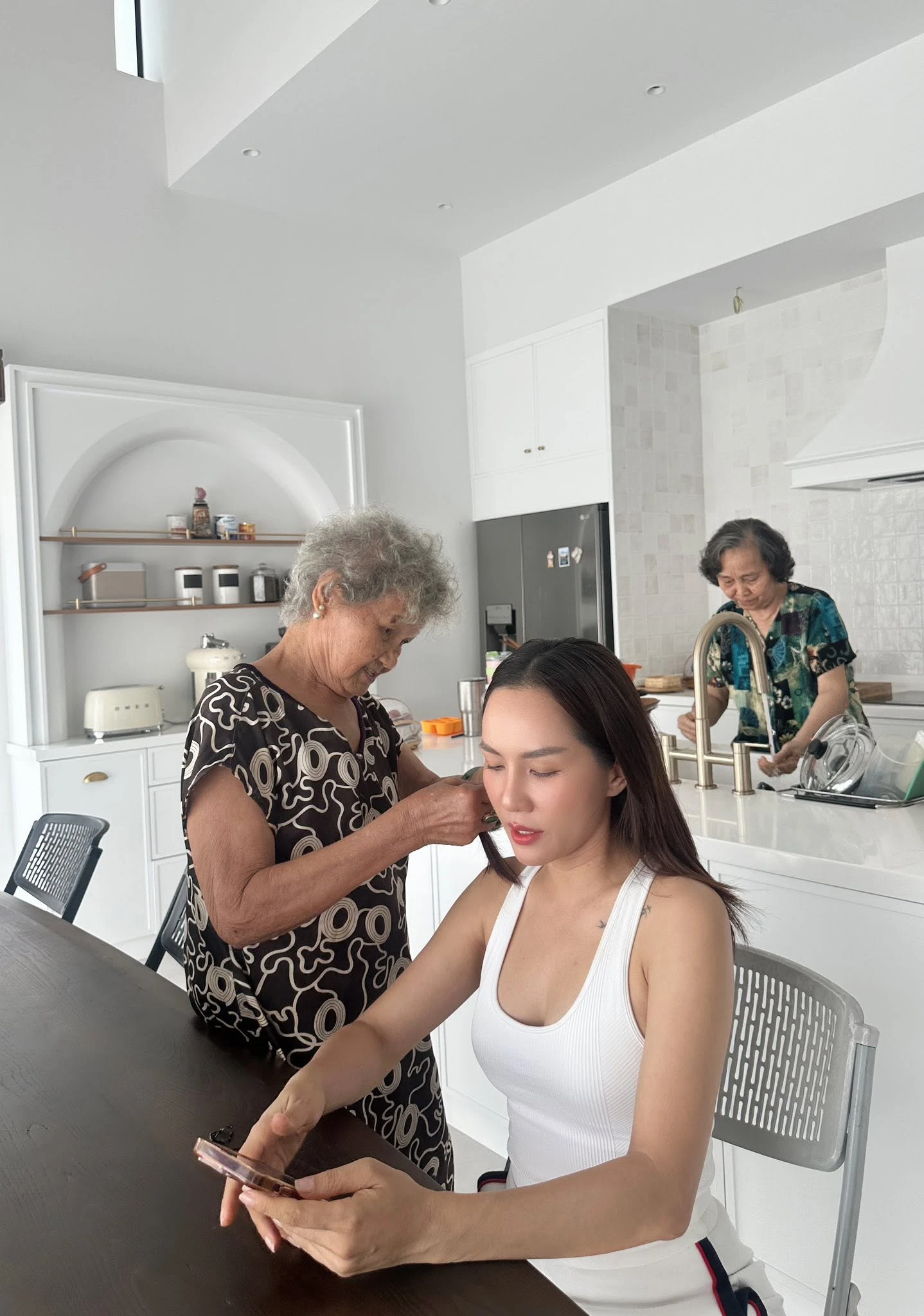 Bên trong biệt thự 500m2 như khu nghỉ dưỡng của nam ca sĩ quê Ninh Bình lấy vợ miền Tây, 3 thế hệ cùng chung sống - Hình 12