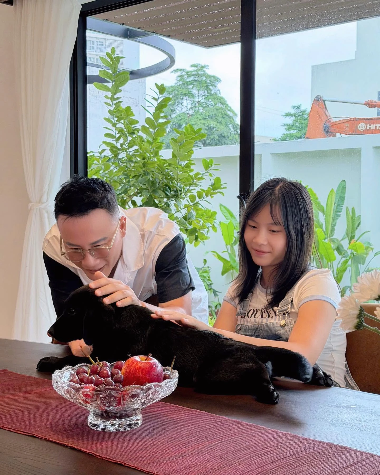 Bên trong biệt thự 500m2 như khu nghỉ dưỡng của nam ca sĩ quê Ninh Bình lấy vợ miền Tây, 3 thế hệ cùng chung sống - Hình 3