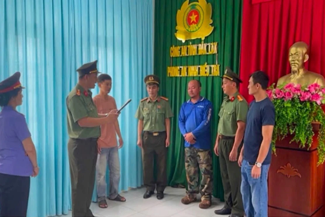Bắt đối tượng tổ chức tập trung đông người, cản trở lực lượng chức năng - Hình 1