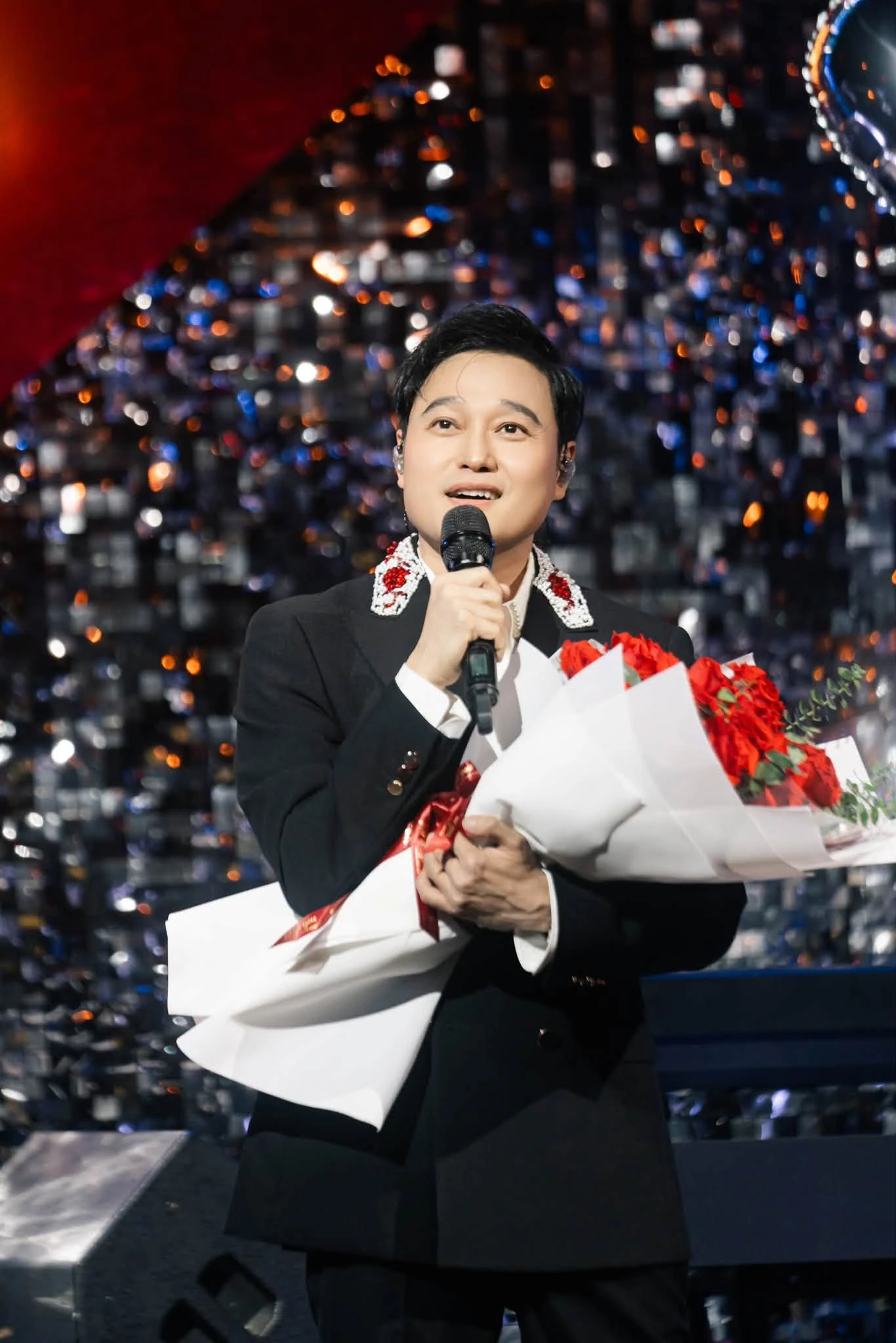 Ca sĩ Việt được cả nước gọi hoàng tử 20 năm: Bán album trăm nghìn bản, nay làm YouTuber tận hưởng cuộc sống - Hình 1