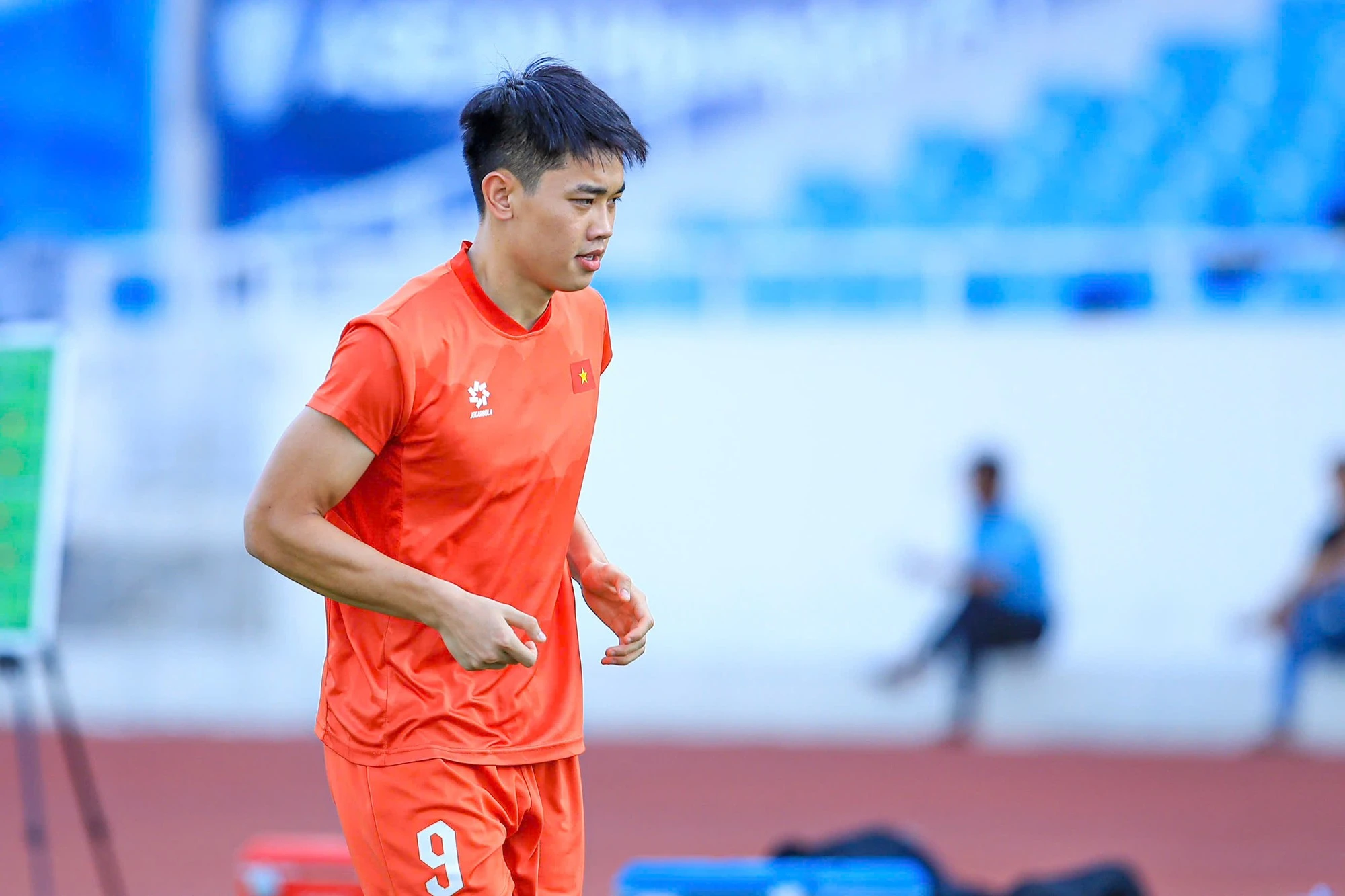 Đình Bắc, Quang Hải cười rạng rỡ trong buổi tập của ĐT Việt Nam trên sân Mỹ Đình, 1 trụ cột bất ngờ vắng mặt - Hình 2