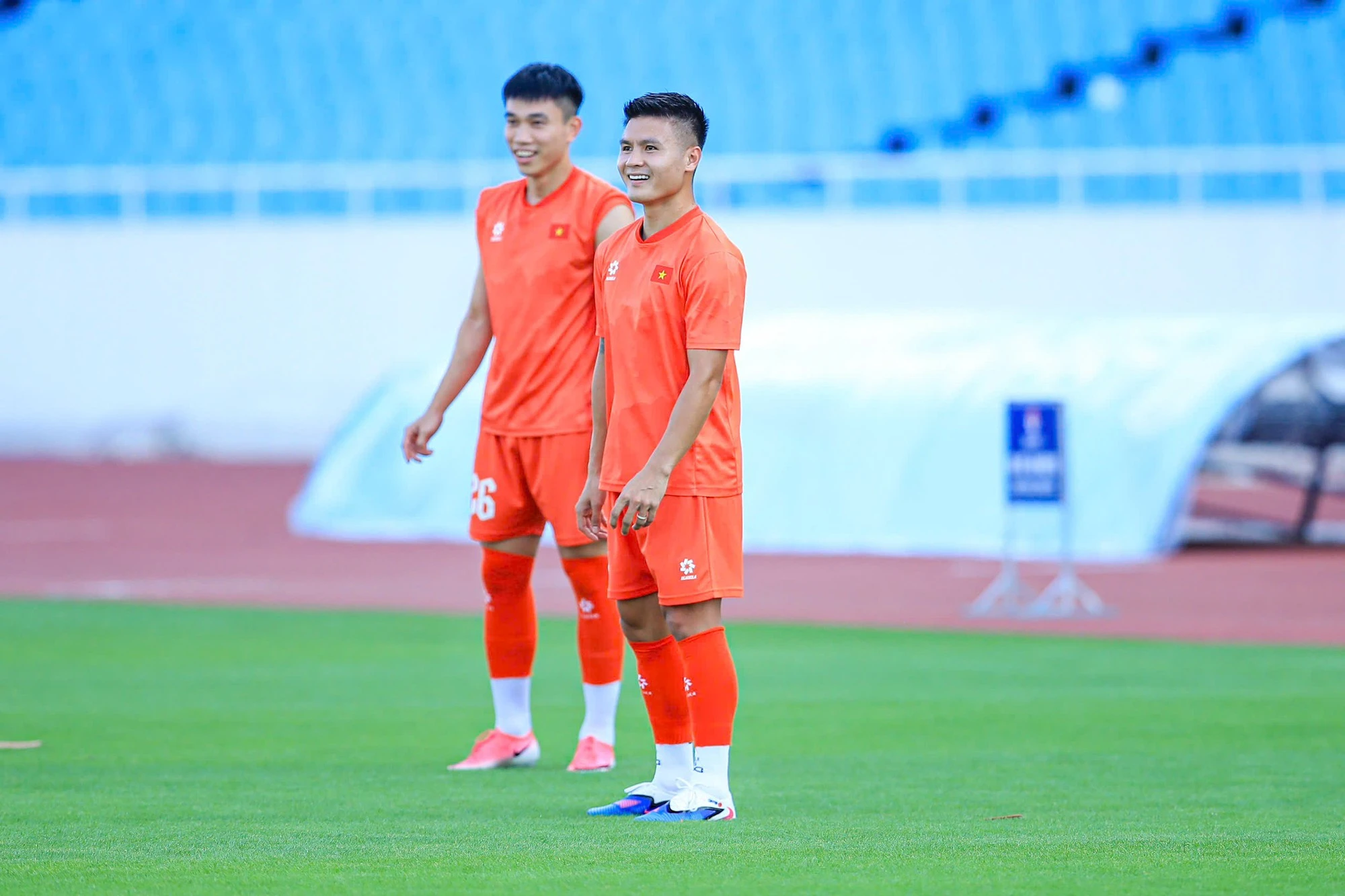 Đình Bắc, Quang Hải cười rạng rỡ trong buổi tập của ĐT Việt Nam trên sân Mỹ Đình, 1 trụ cột bất ngờ vắng mặt - Hình 4