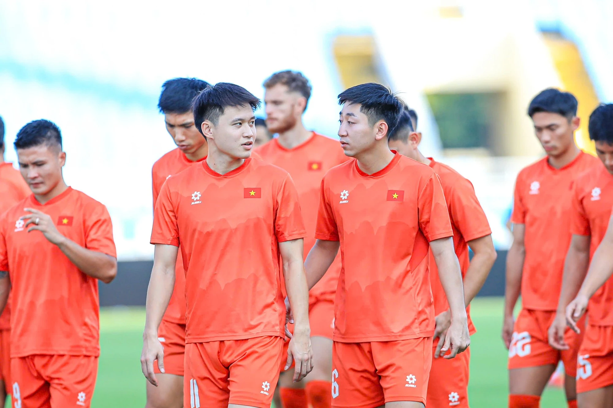 Đình Bắc, Quang Hải cười rạng rỡ trong buổi tập của ĐT Việt Nam trên sân Mỹ Đình, 1 trụ cột bất ngờ vắng mặt - Hình 20