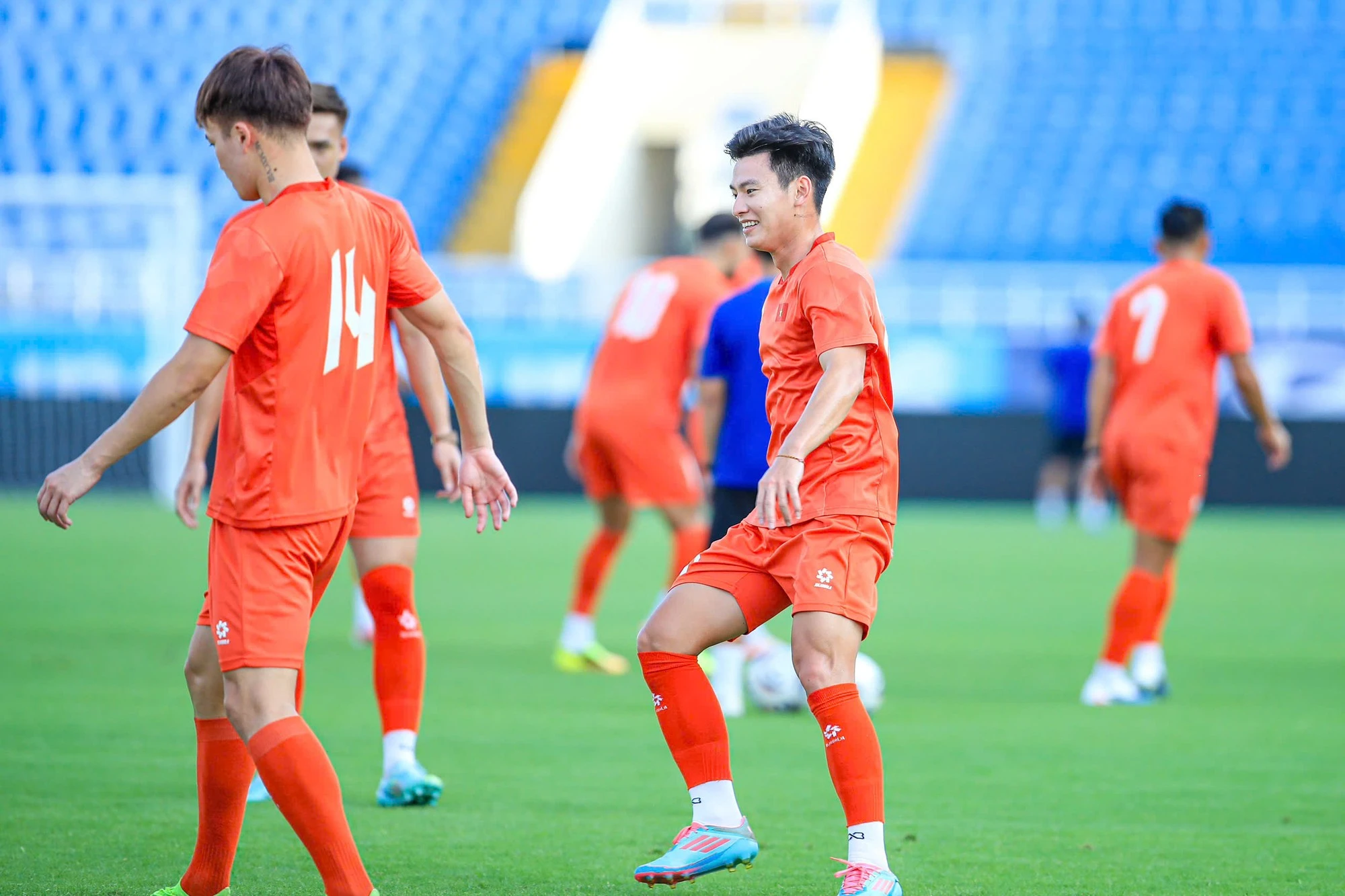 Đình Bắc, Quang Hải cười rạng rỡ trong buổi tập của ĐT Việt Nam trên sân Mỹ Đình, 1 trụ cột bất ngờ vắng mặt - Hình 6