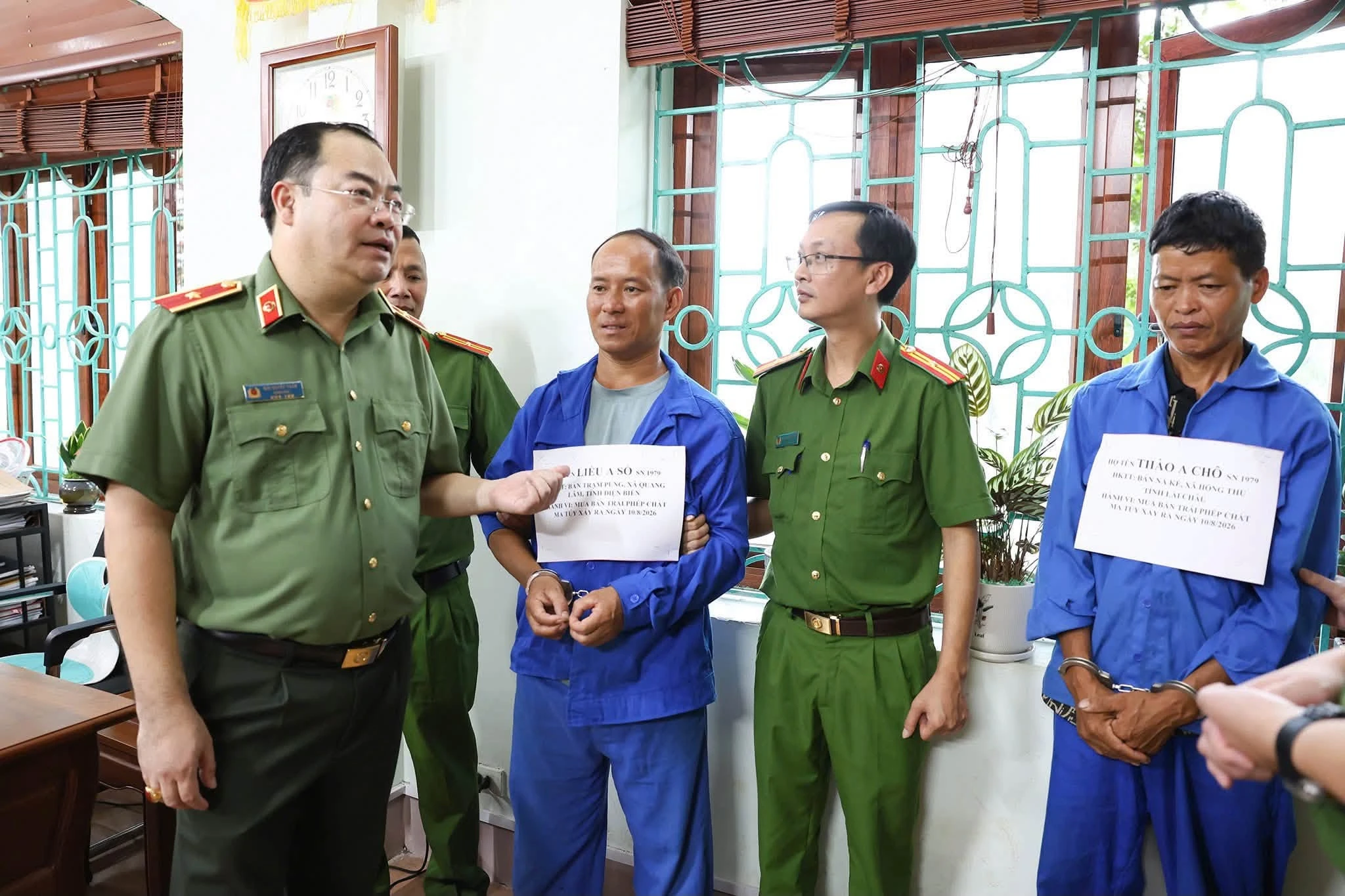 Người cảnh giới bỏ chạy khi thấy đồng phạm bị bắt cùng 8 bánh heroin - Hình 1