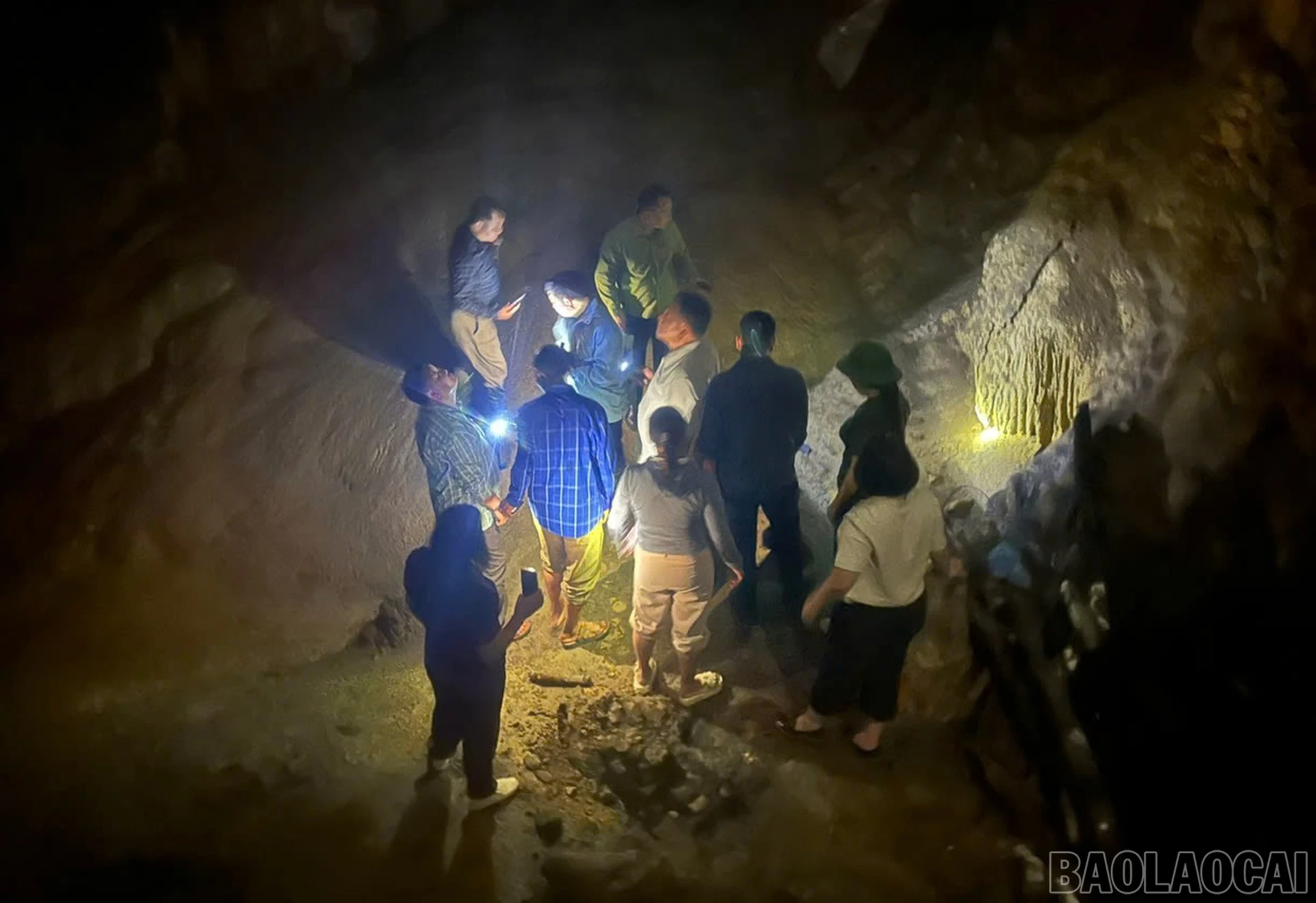 Sín Chéng khảo sát hang động Ngải Phóng Chồ, mở hướng phát triển du lịch khám phá - Hình 4