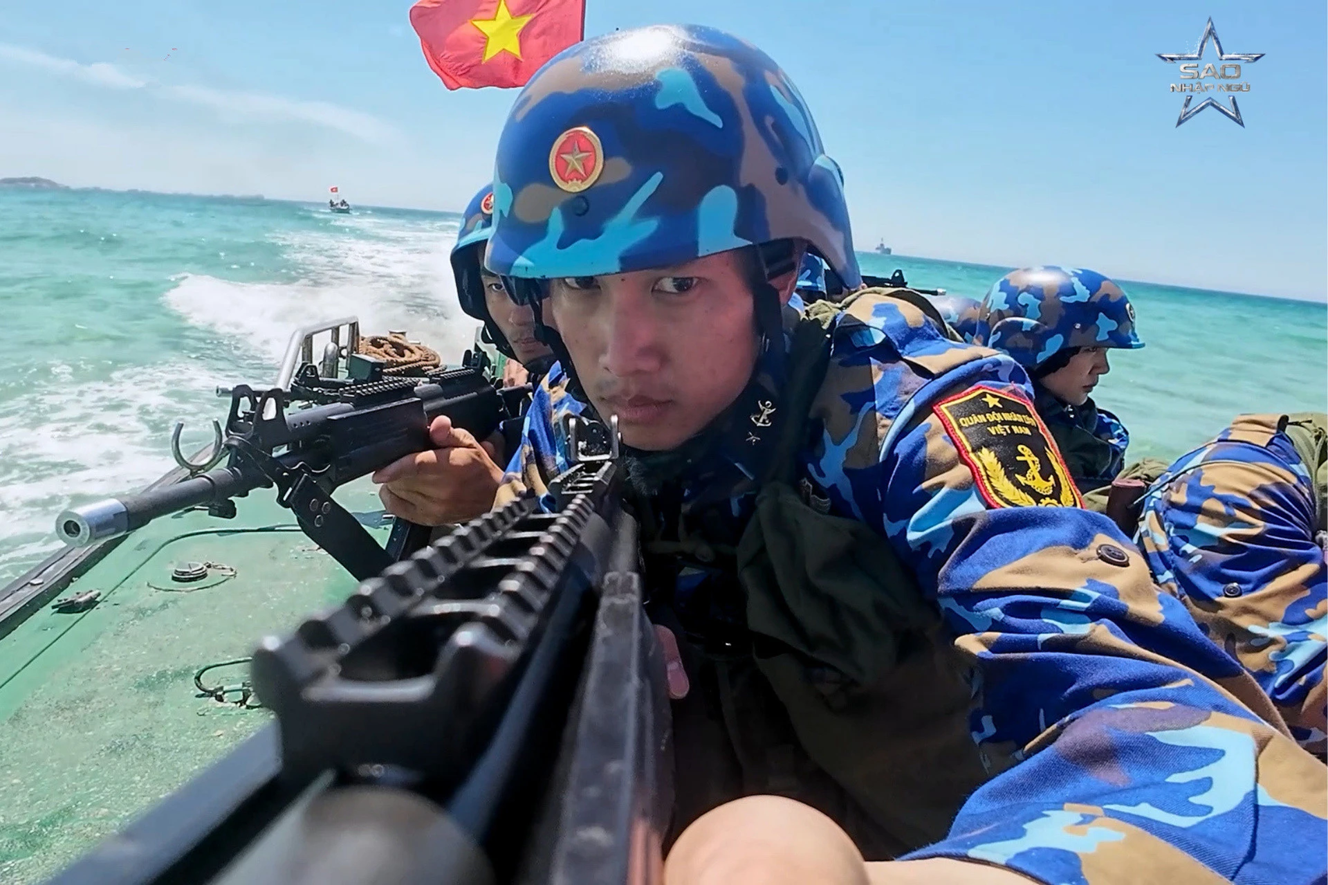 Ê-kíp mang Sao nhập ngũ ra Trường Sa, có Văn Mai Hương và Quốc Trường tham gia - Hình 4