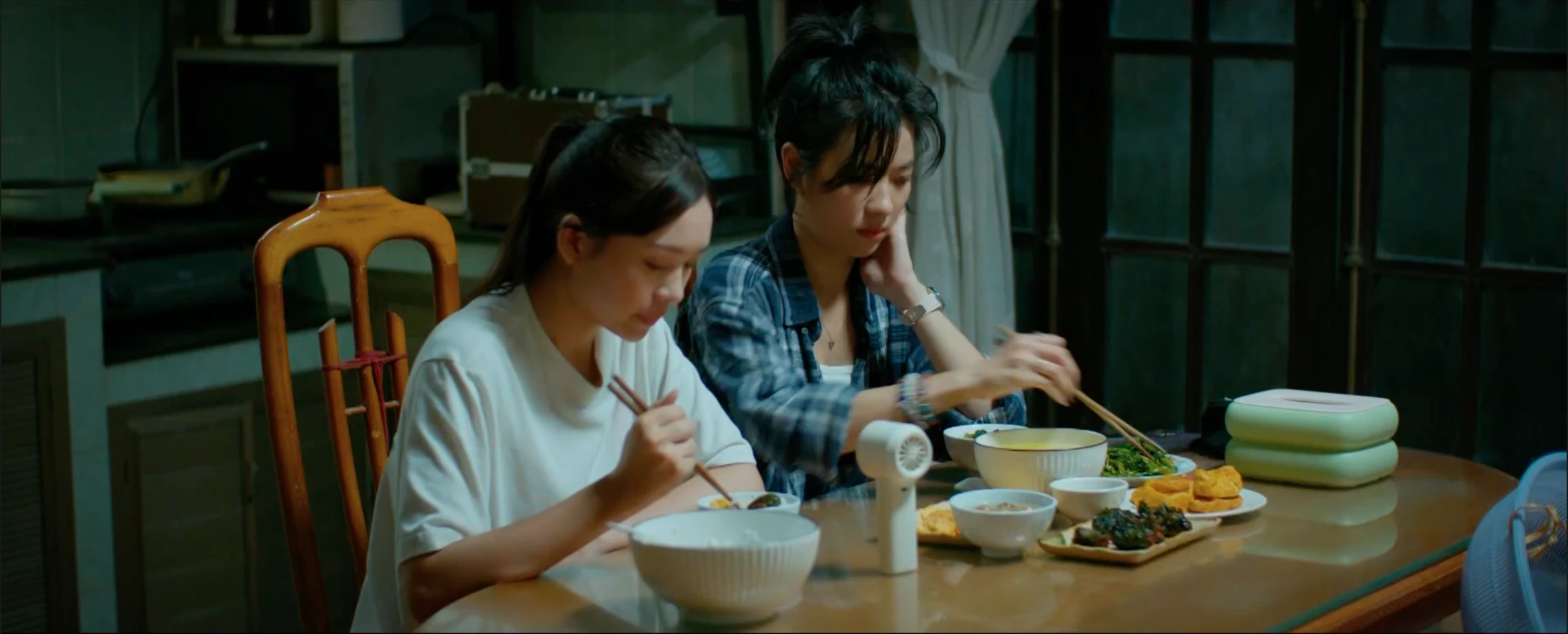 Mùa hè năm ấy - Tập 4: Phương bối rối khi lần đầu được Khánh nắm tay - Hình 14