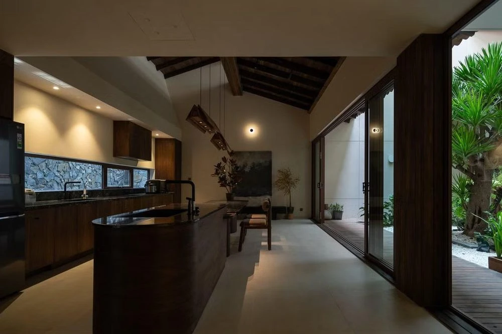 Nhà phố tạo khoảng riêng bằng sân vườn và giếng trời - Hình 15