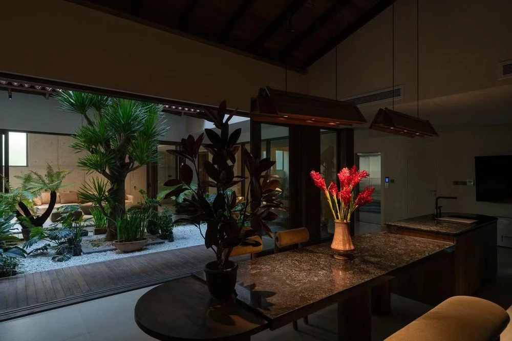 Nhà phố tạo khoảng riêng bằng sân vườn và giếng trời - Hình 8