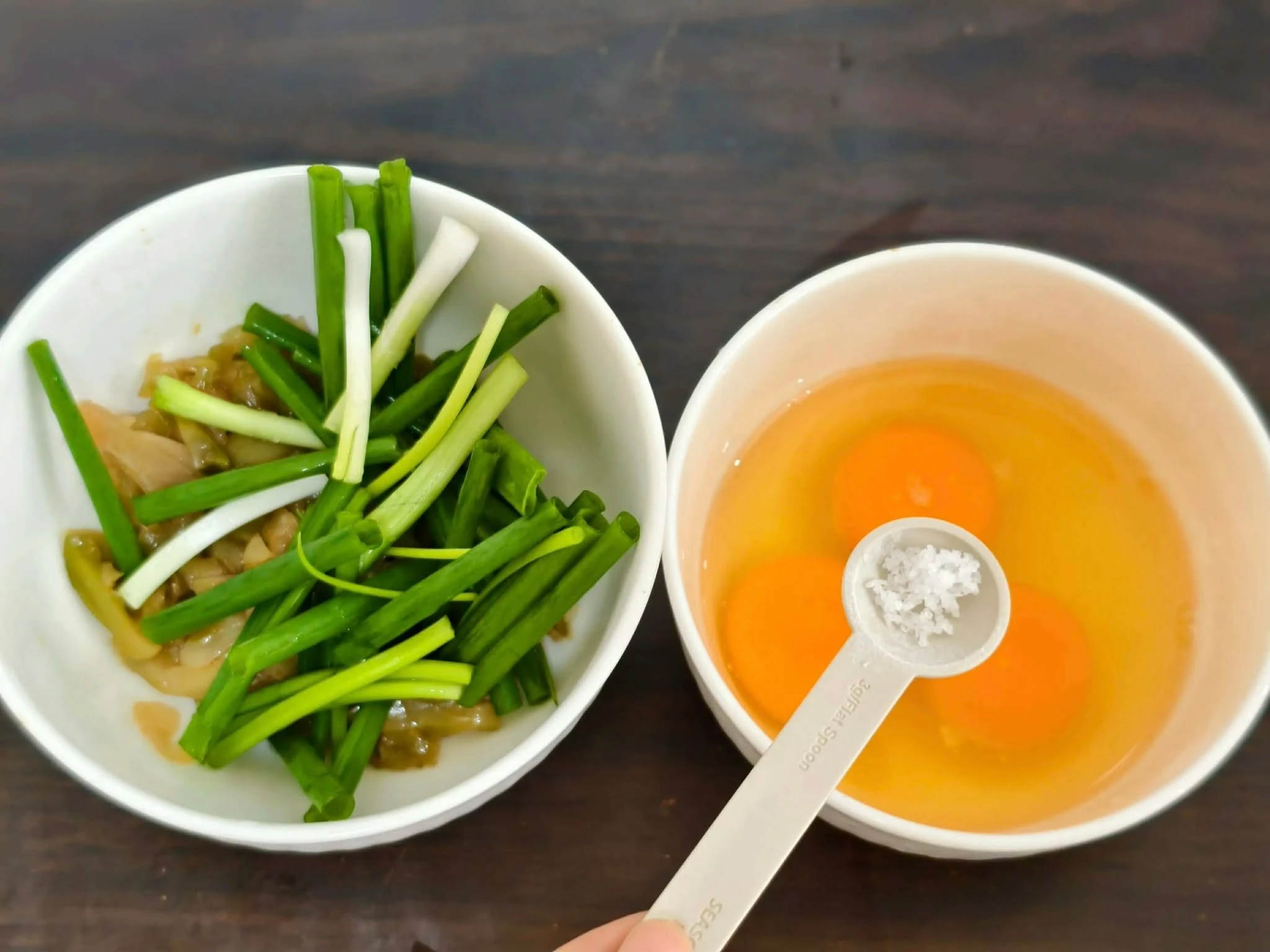 Vẫn là trứng chiên nhưng tôi cải tiến và thêm nguyên liệu này vào mà khiến cả nhà khen ngon nức nở - Hình 3