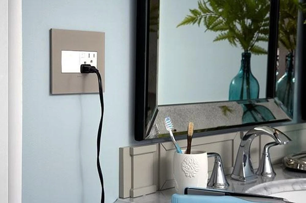 Vì sao phòng tắm hiện đại ngày càng cần ổ điện? - Hình 1