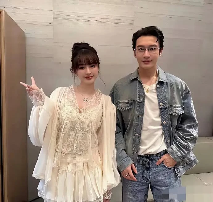 Bạn gái mới kém 22 tuổi của Huỳnh Hiểu Minh khác xa AngelaBaby - Hình 4