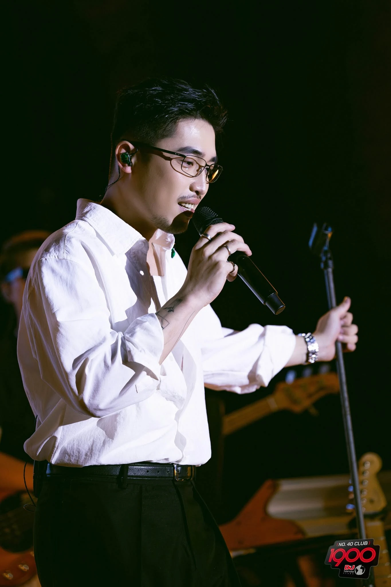 Ca sĩ Việt cưới vợ tiểu thư hơn 3 tuổi, đã có con chung: 3 năm sau đám cưới lộ loạt dấu hiệu đáng ngờ - Hình 1