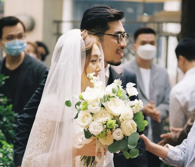 Ca sĩ Việt cưới vợ tiểu thư hơn 3 tuổi, đã có con chung: 3 năm sau đám cưới lộ loạt dấu hiệu đáng ngờ - Hình 8