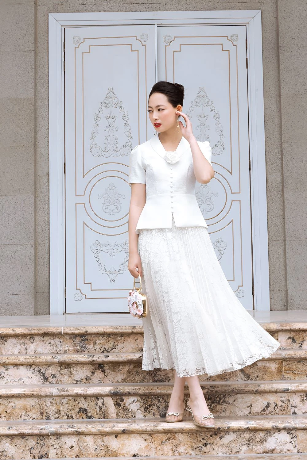Diện váy ren tạo nét quyến rũ vừa đủ cho mọi bữa tiệc - Hình 1