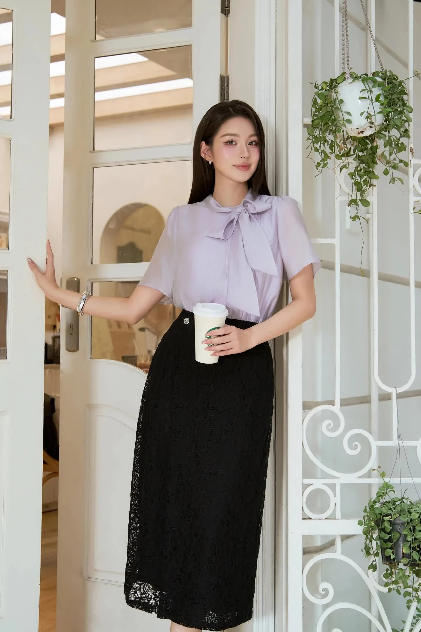 Diện váy ren tạo nét quyến rũ vừa đủ cho mọi bữa tiệc - Hình 3