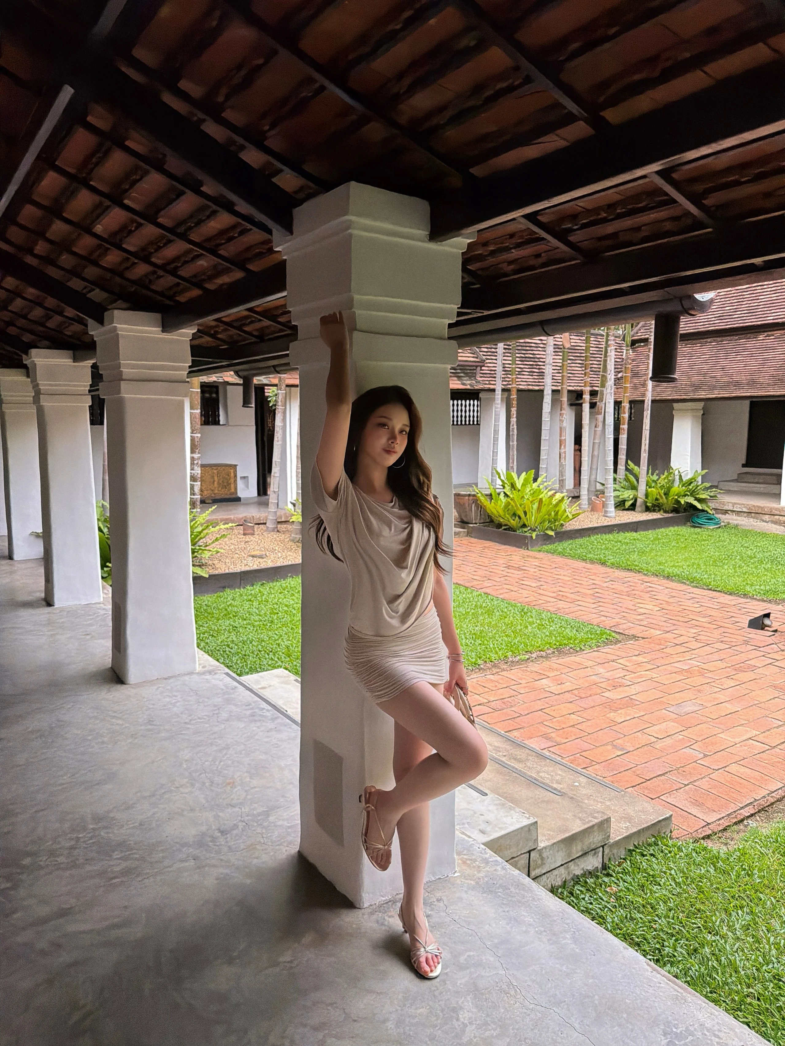 Giày gót thấp biến mọi trang phục trở nên đắt giá hơn - Hình 6