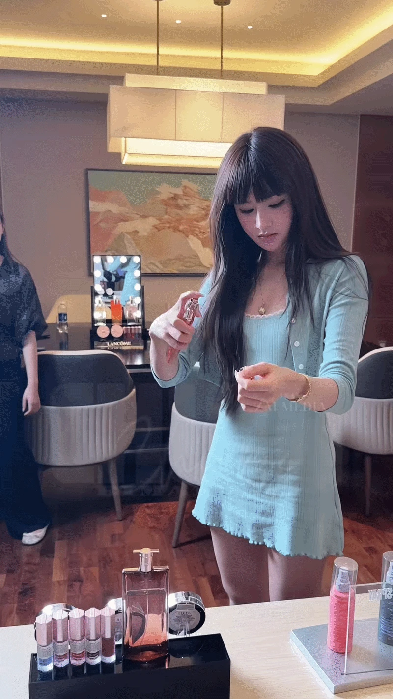 Không nhận ra Hiền Hồ - Hình 1