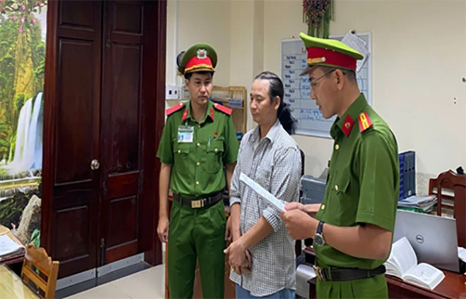 Ông chủ cửa hàng nổi tiếng giữa trung tâm Cần Thơ bị khởi tố - Hình 1