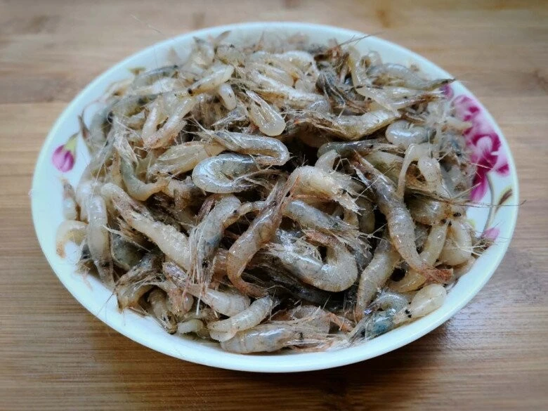 Rang tôm mà cho thứ này, tôm sẽ bị mềm, kém giòn nhiều người không biết bảo sao món ăn chẳng ngon - Hình 2