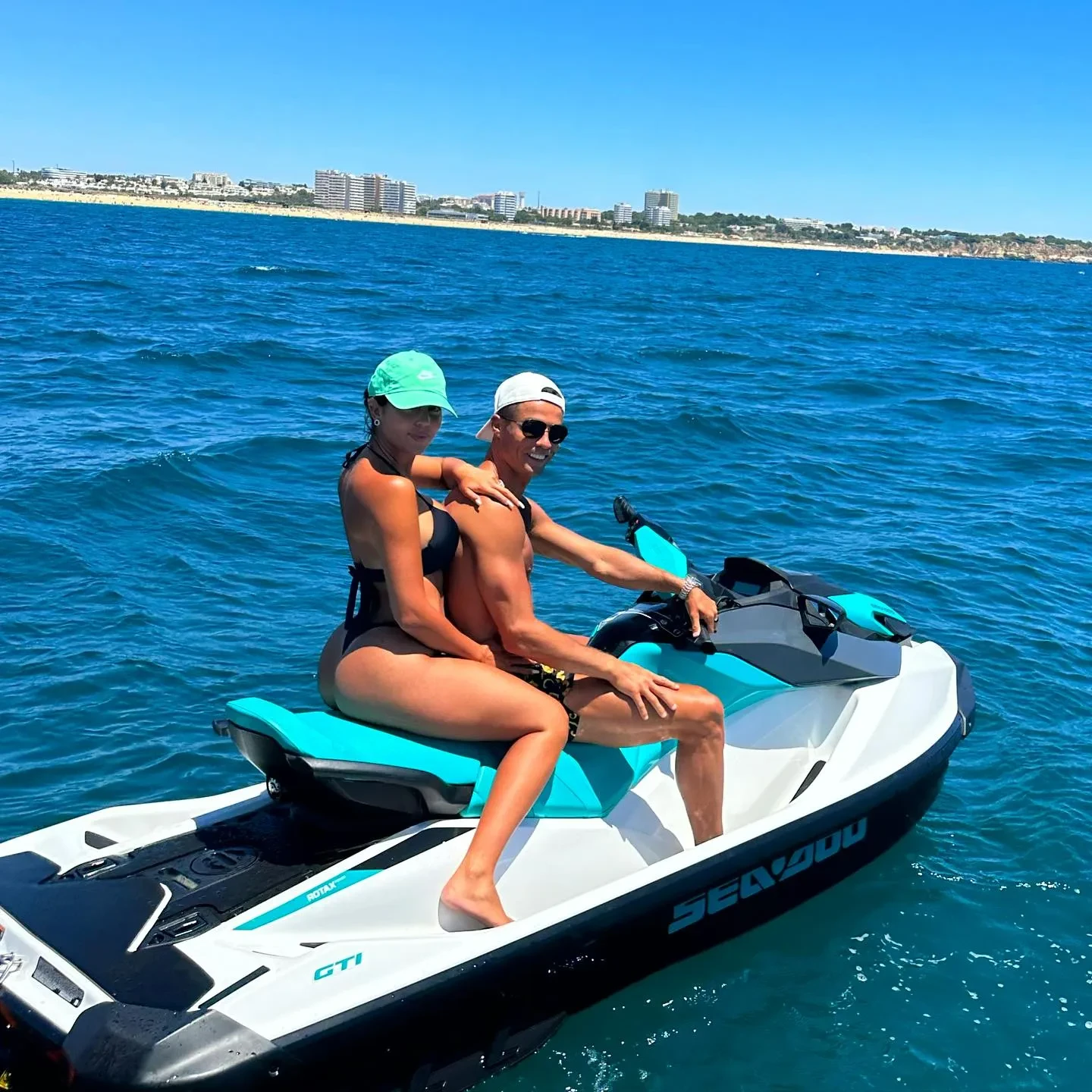 Điều khoản đặc biệt trong hợp đồng hôn nhân của Ronaldo và Georgina: Nếu ly hôn, vợ nhận chu cấp 3 tỷ đồng/tháng - Hình 5