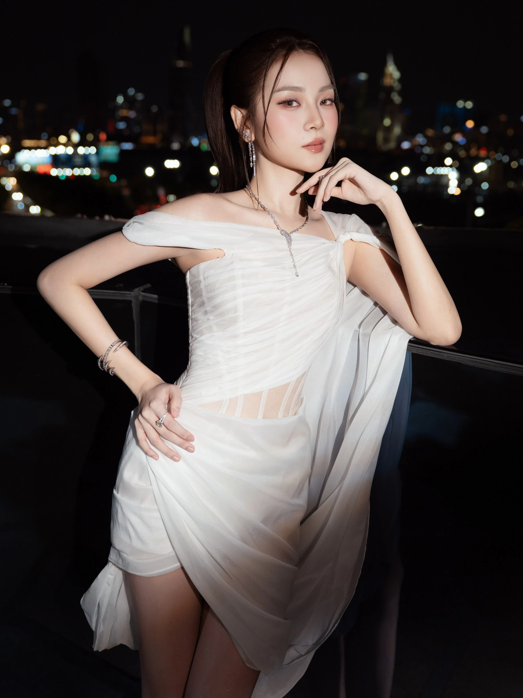 Hiếm lắm mới có mỹ nhân đứng cạnh Chi Pu và Thanh Thuỷ vẫn đẹp chói loá: Visual như ngọc quý, đố ai át vía nổi - Hình 2