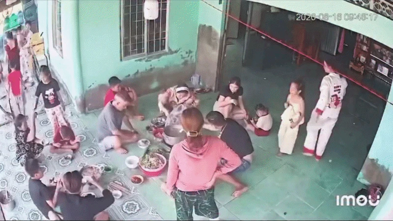Cả gia đình bỏ chạy tán loạn khi đang ngồi ăn uống, camera ghi lại diễn biến kinh hoàng trước đó - Hình 1