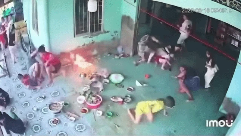 Cả gia đình bỏ chạy tán loạn khi đang ngồi ăn uống, camera ghi lại diễn biến kinh hoàng trước đó - Hình 2