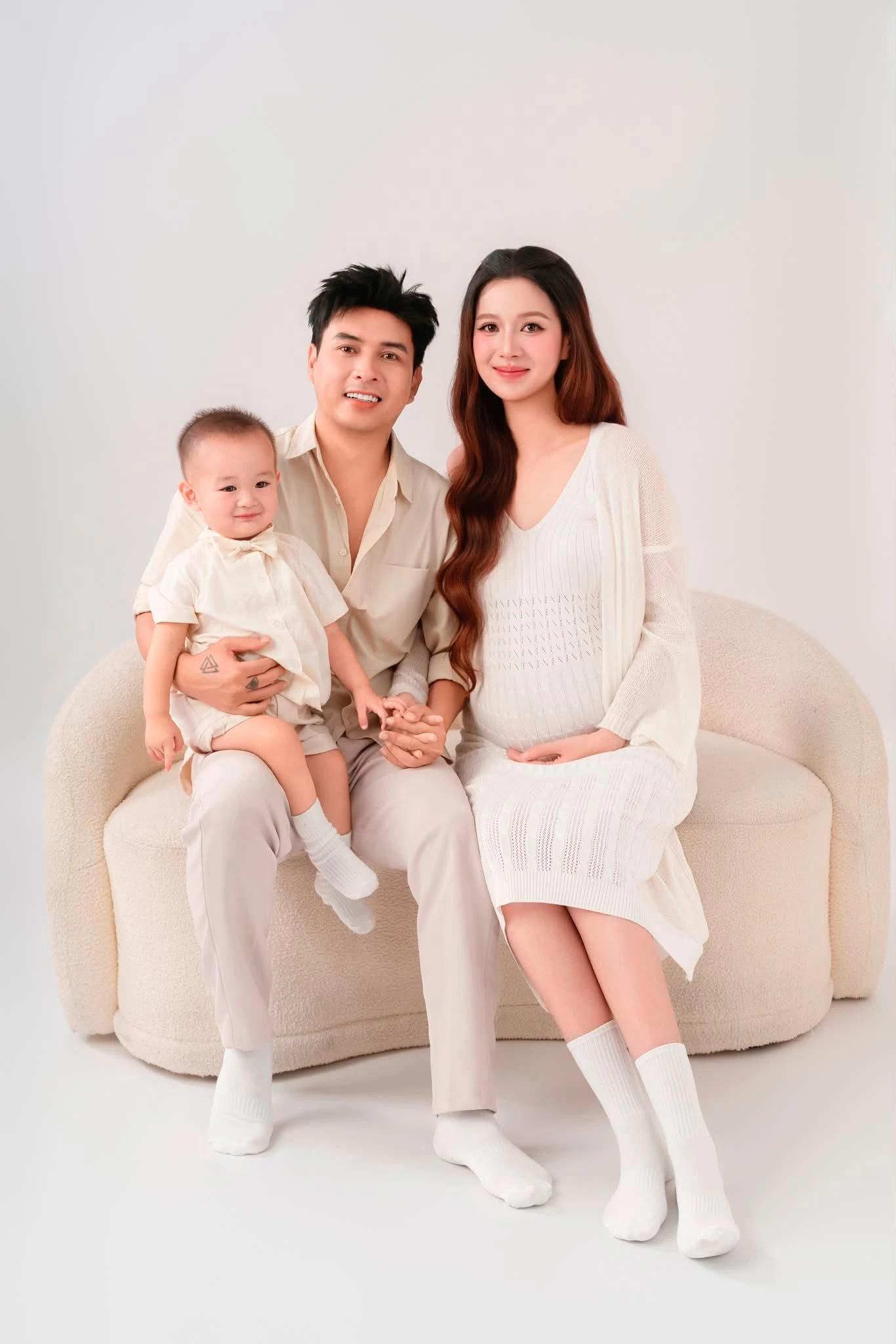 Mỹ nhân quê miền Tây cưới ca sĩ hơn 17 tuổi: Được chồng giao giữ hết tiền, sống trong biệt thự 20 tỷ đồng - Hình 4
