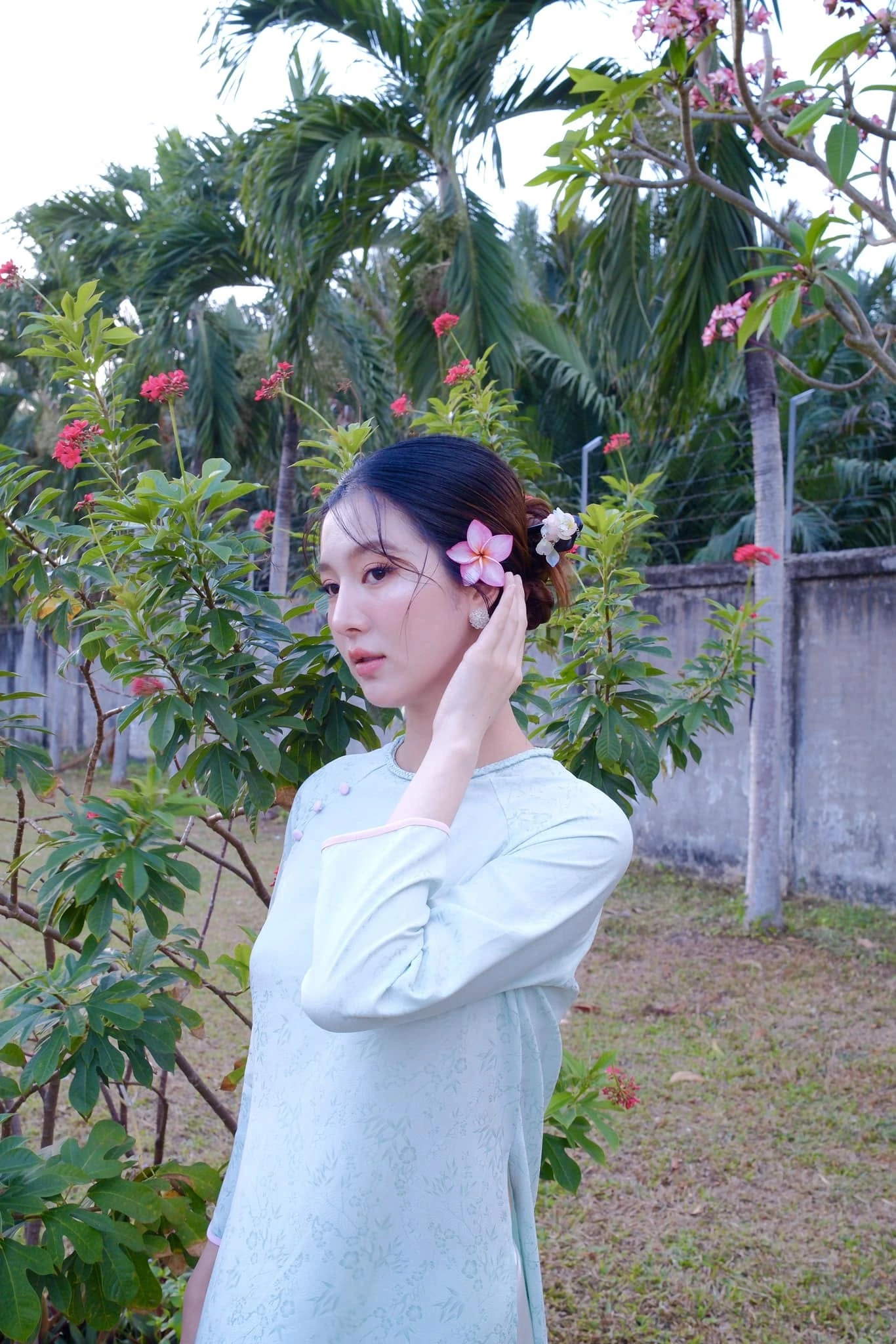 Mỹ nhân quê miền Tây cưới ca sĩ hơn 17 tuổi: Được chồng giao giữ hết tiền, sống trong biệt thự 20 tỷ đồng - Hình 1