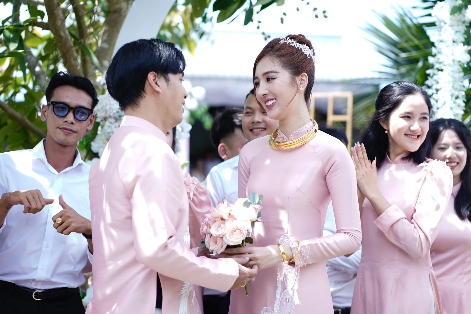 Mỹ nhân quê miền Tây cưới ca sĩ hơn 17 tuổi: Được chồng giao giữ hết tiền, sống trong biệt thự 20 tỷ đồng - Hình 2